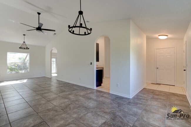 Building Photo - 5505 Magnolia Ave