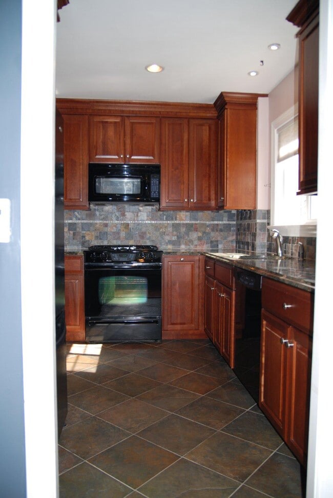 Building Photo - 3250 Martha Custis Dr