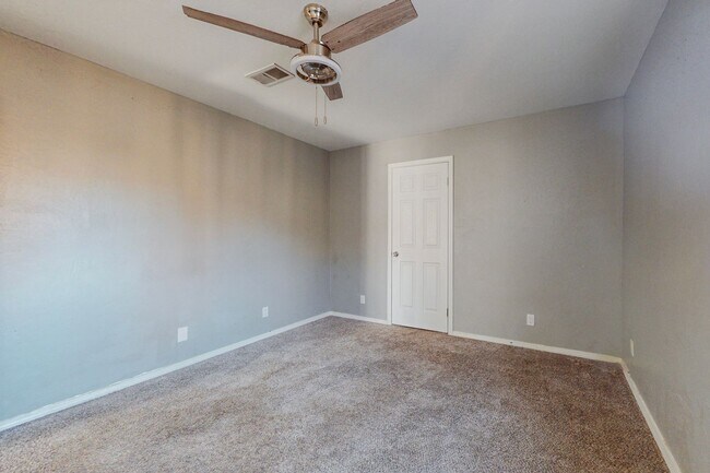Building Photo - NE PUEBLO STYLE 3 Bedroom 2 Bath 1824/SF