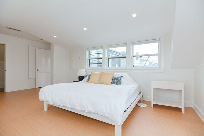 Building Photo - 37 Rocky Neck Ave