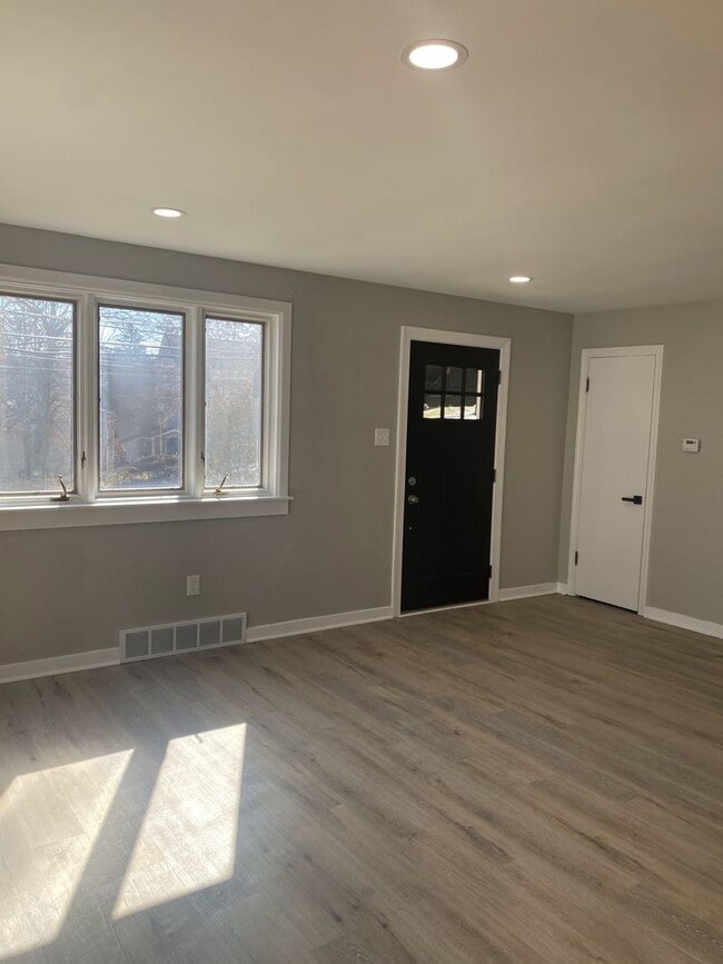 Building Photo - ADORABLE 2 BEDROOM / 1 BATH BRICK RANCH HOME - E McKEEPSPORT