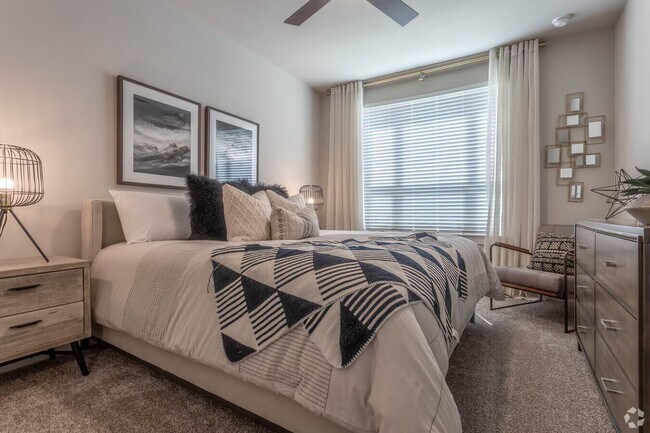 Building Photo - Spacious Apt 2/2 with Pool & Pets!