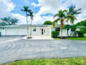 Building Photo - ** CENTRAL NAPLES ** 3 BED + DEN / 2 BATH ...