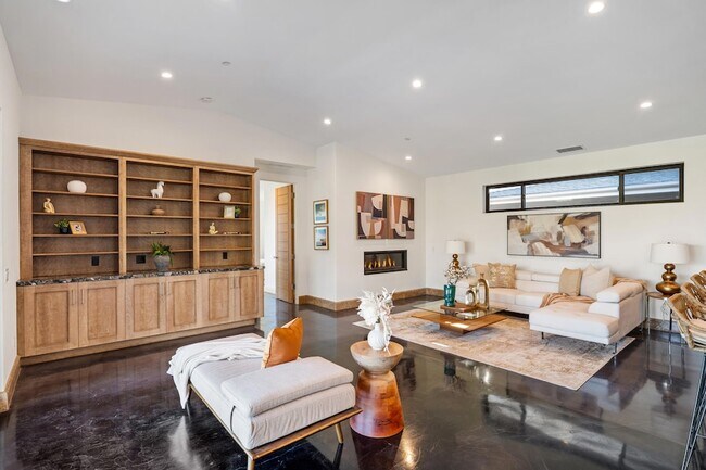 Building Photo - 5572 Rainier St