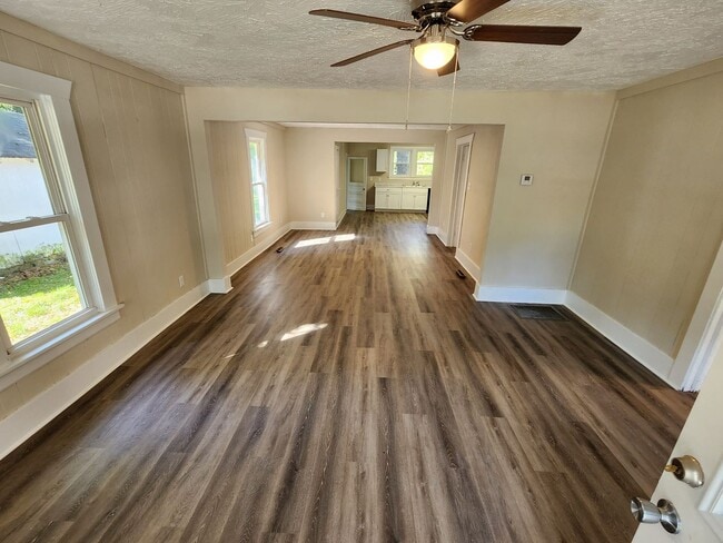 Building Photo - Spacious 2-Bedroom, 1-Bathroom Home AVAILABLE NOW!!