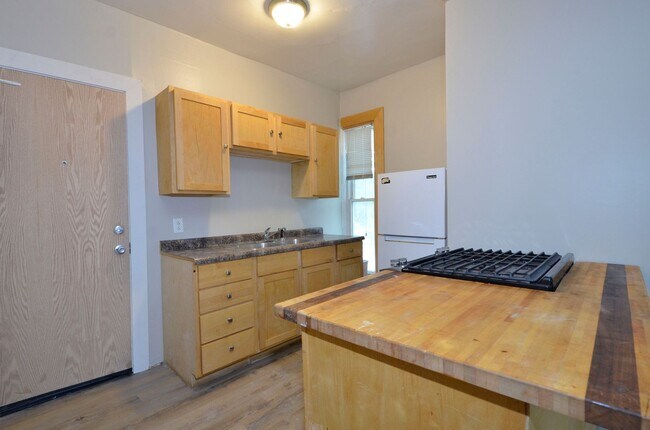Building Photo - 602 N Mendota St