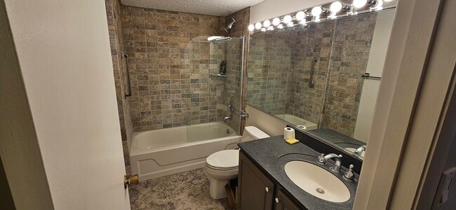 Building Photo - 930 Taylor Dr