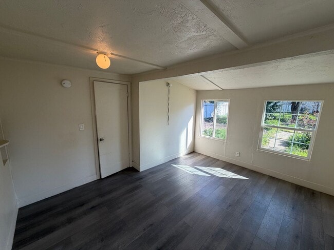 Building Photo - Bungalow nestled in East Sacramento!