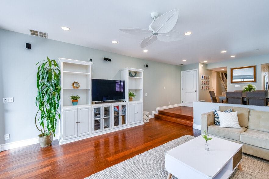 Building Photo - 7301 Vista del Mar