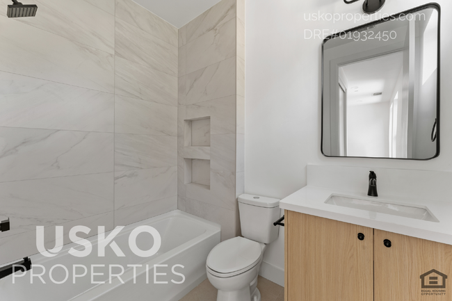Building Photo - "Chic Urban Living: Spacious 2-Bed, 2-Bath...