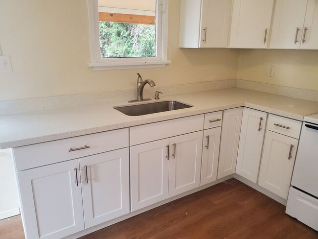 Building Photo - Upgraded 1 Bed 1 Bath Blocks from Evergree...