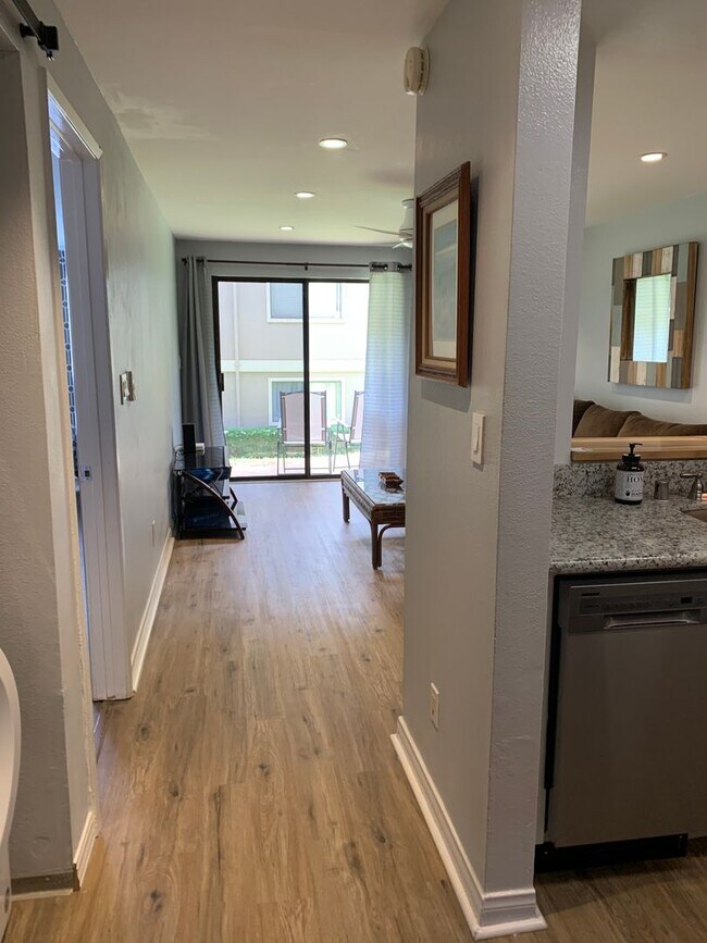 Building Photo - Gorgeous clean and modern furnished 2/2 lowest level Kihei Shores Unit!