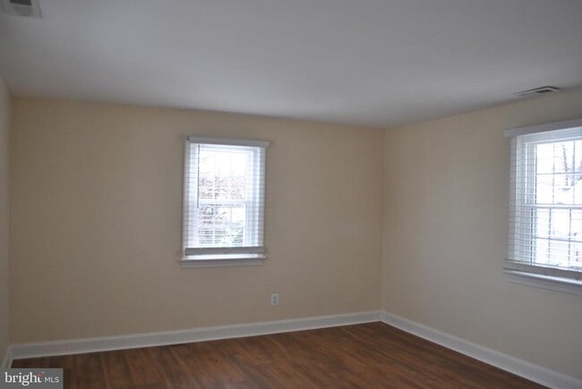 Building Photo - 232 Robinson St