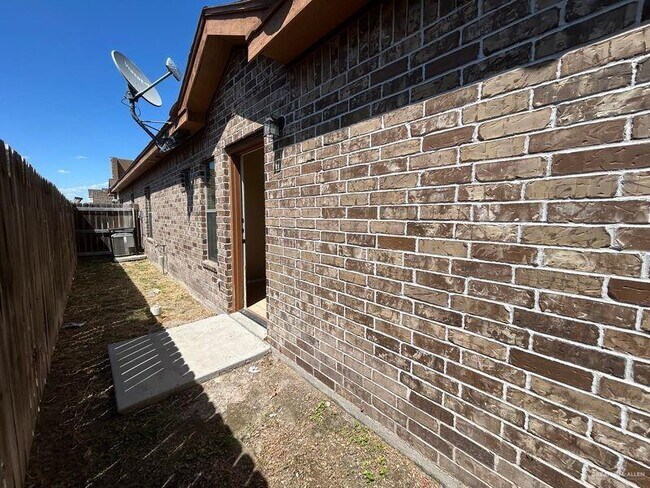 Building Photo - 2708 Primrose Ave