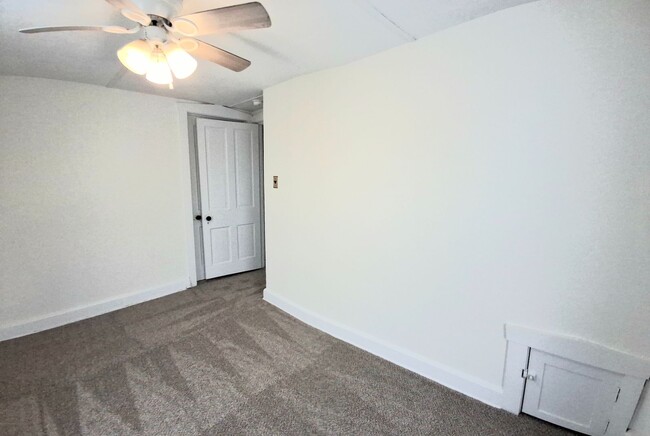 Building Photo - 3 Bedroom 1.5 Bathroom Available in Elizab...