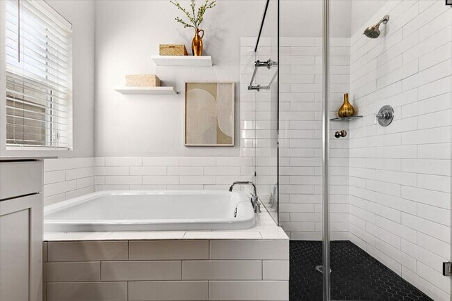 Building Photo - 908 Knowles Dr