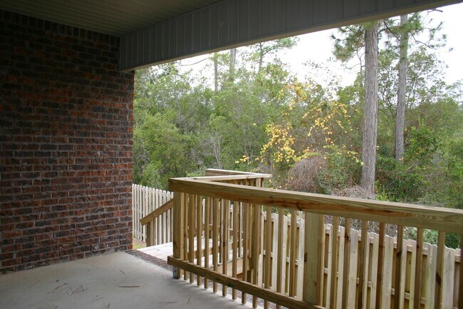 Building Photo - Great South Crestview Location!
