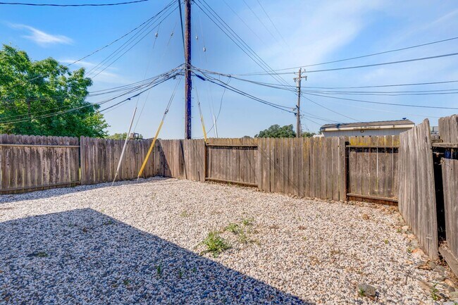 Building Photo - Updated Orangevale Duplex with Private Yard and Garage!