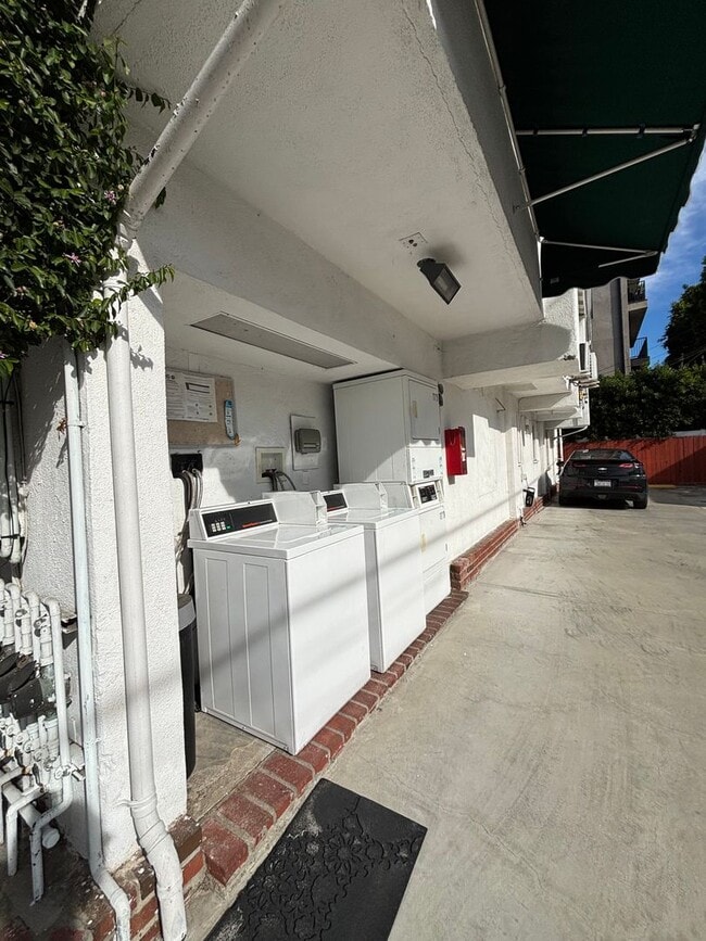 Building Photo - Blix, 10814-10818