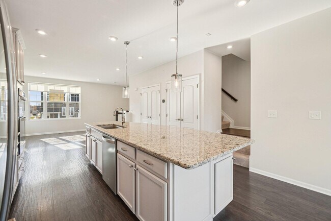 Building Photo - 202 N Sydney Ct