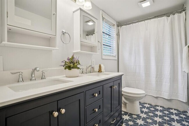 Building Photo - 615 Sycamore Dr