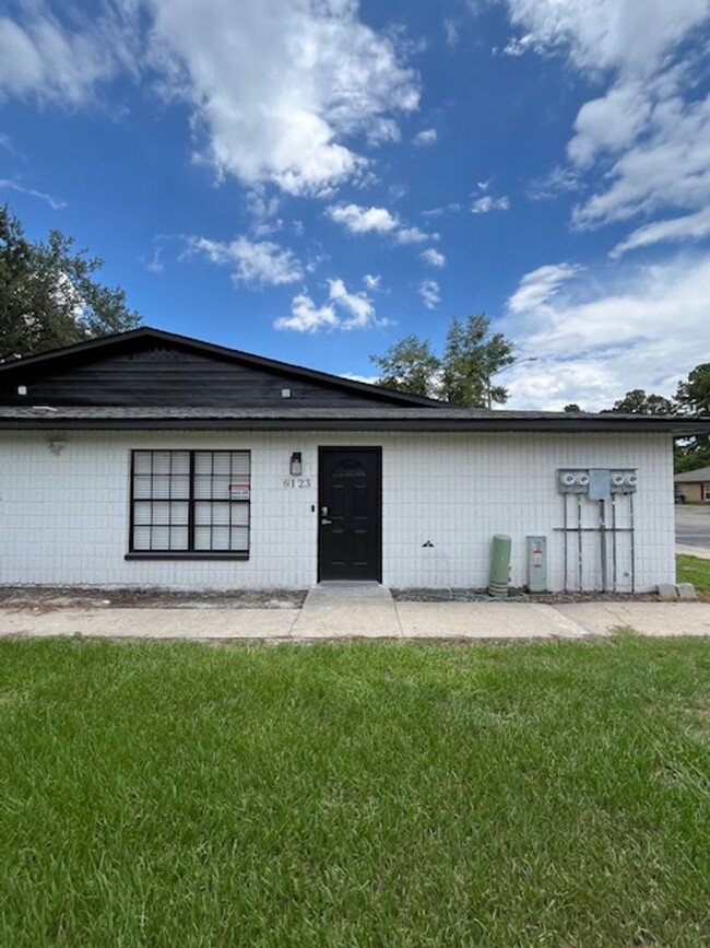 Building Photo - Fully remodeled gorgeous 2/1