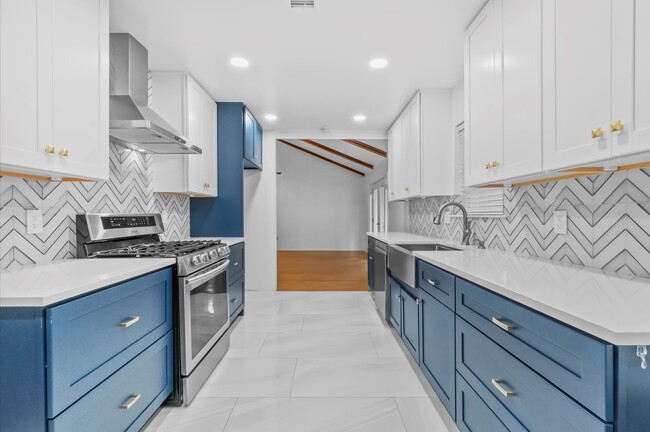 Building Photo - 5017 Oak Ct
