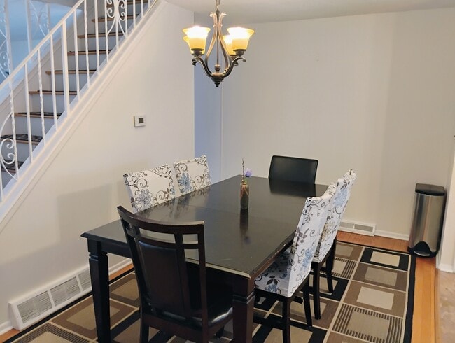 Building Photo - 553 W Park Ave