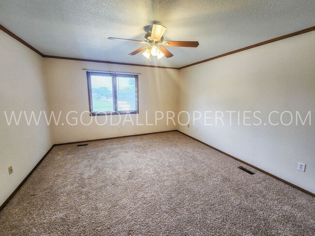 Building Photo - Executive 4 Bedroom Home in West Des Moine...