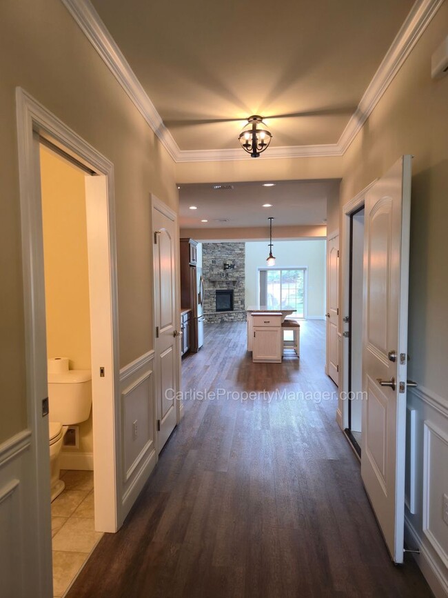 Building Photo - Duplex includes 2 car garage, laundry, pat...