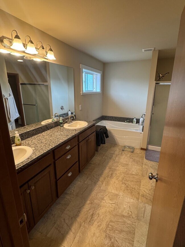 Building Photo - Spacious Vista View Home for Lease