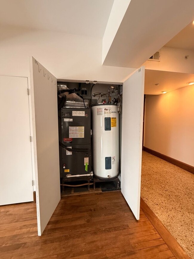 Building Photo - Beautiful and Spacious 3 BDRM 2 BATH Unit in the Heart of Public Square