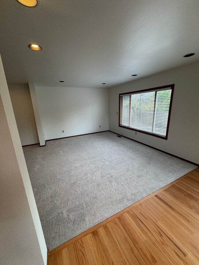 Building Photo - Gorgeous 3 Bedroom • 2.5 Bath Home Recentl...