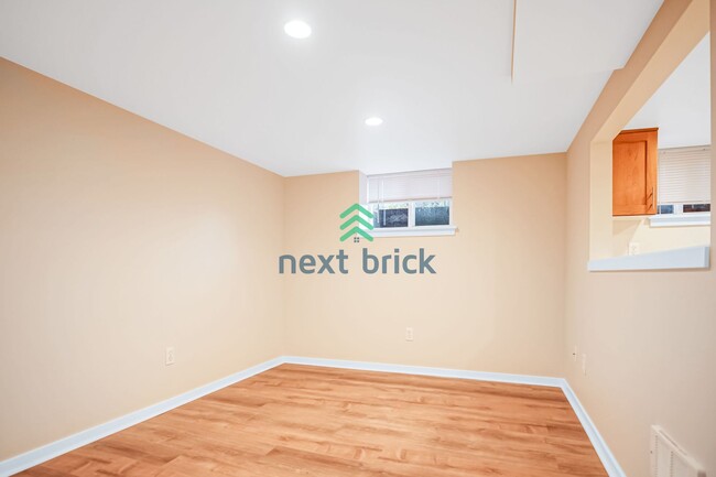 Building Photo - Charming 1-bedroom, 1-bathroom unit in Gre...