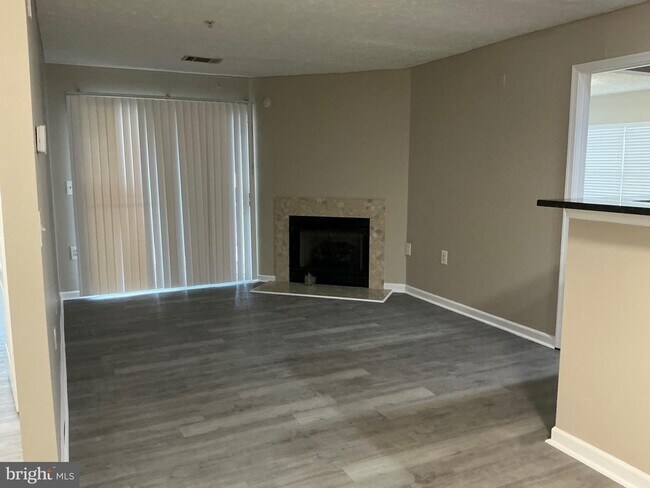 Building Photo - 8961 Town Center Cir