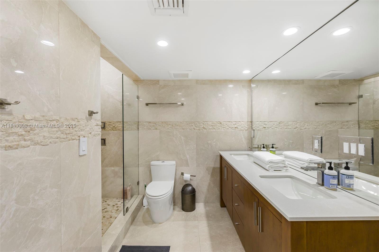 Building Photo - 2625 Collins Ave