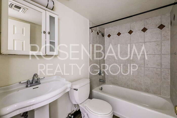 Building Photo - 455 W Kelso St