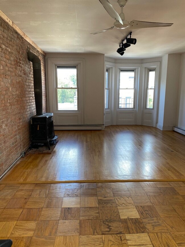 Building Photo - 257 York St