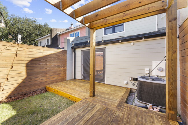 Building Photo - 706 Nora Ln