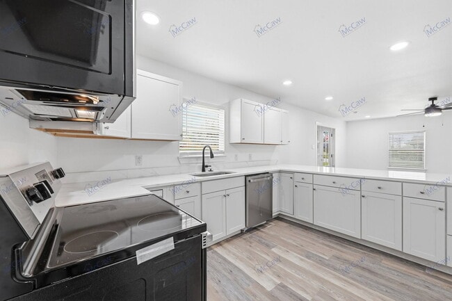 Building Photo - 5901 Farnsworth Ave