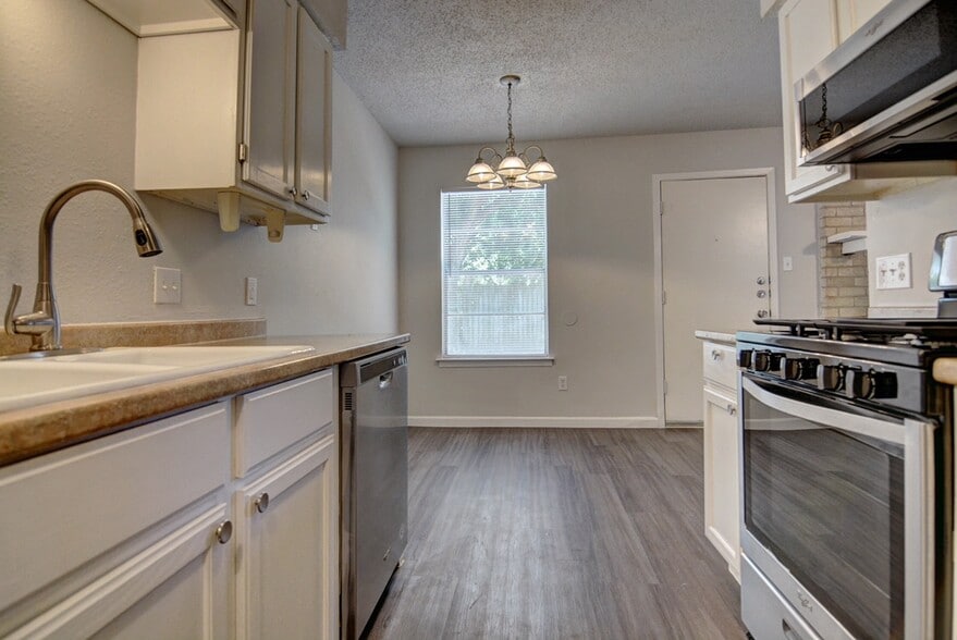 Building Photo - 410 Vista W Ct