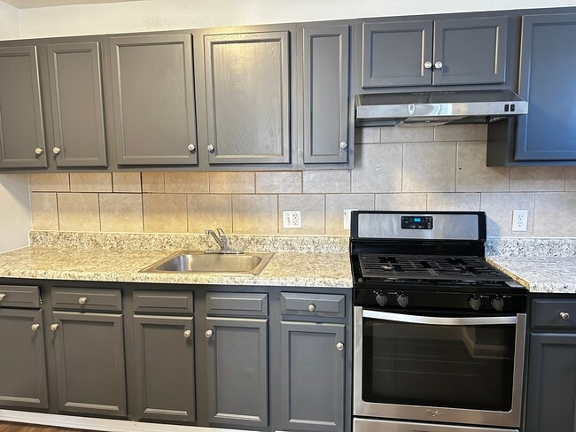 Building Photo - SE Duplex