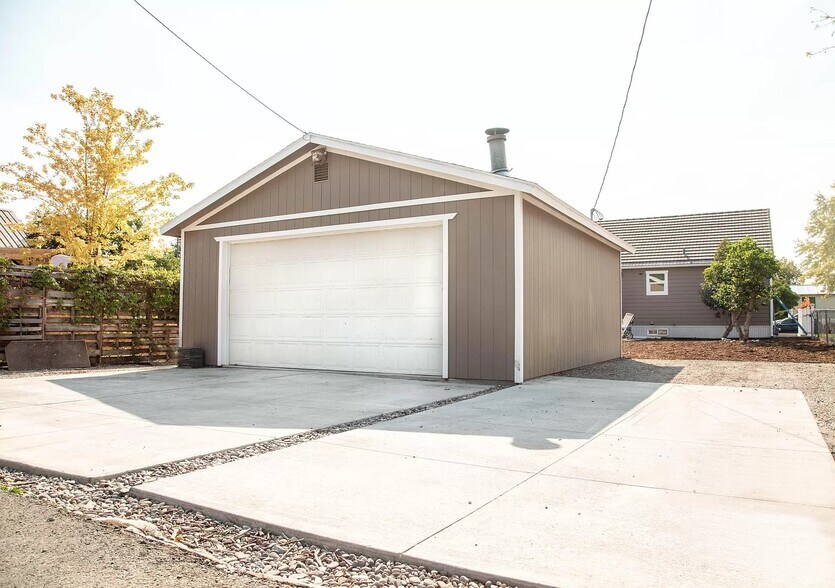 double car heated garage - 525 8th Ave W
