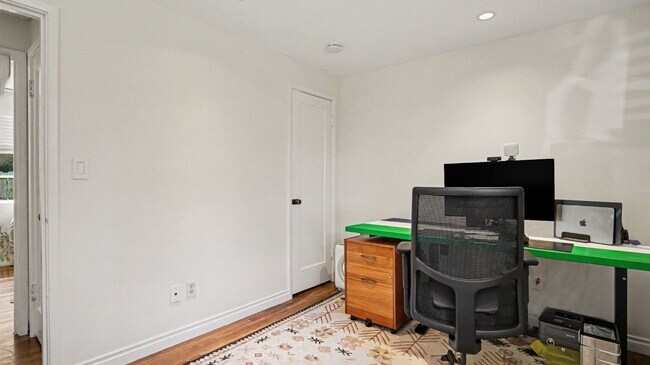 Building Photo - 2Bd/1Ba Shoreline House