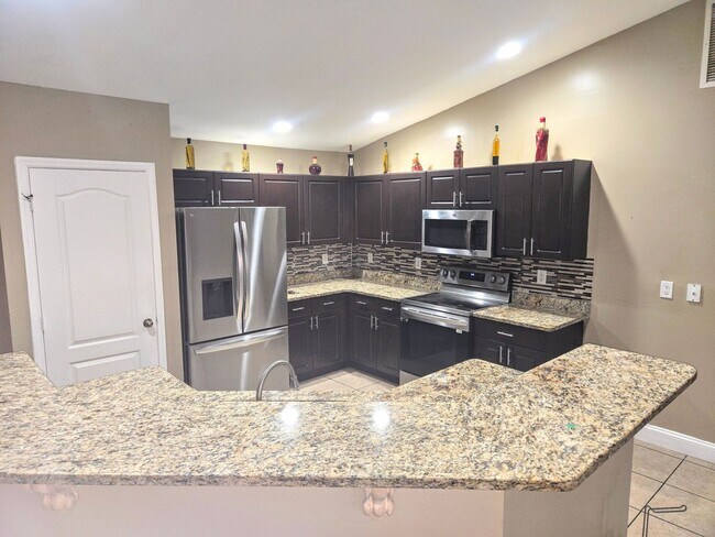 Building Photo - Large Family Home-Great Location! 3/2/2 + ...
