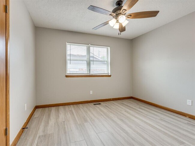 Building Photo - 412 Sundown Dr