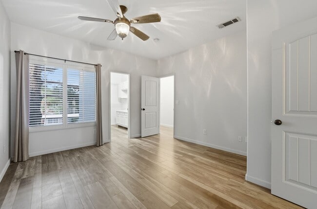 Building Photo - Upgraded 1 Bedroom Condo in Gated Communit...