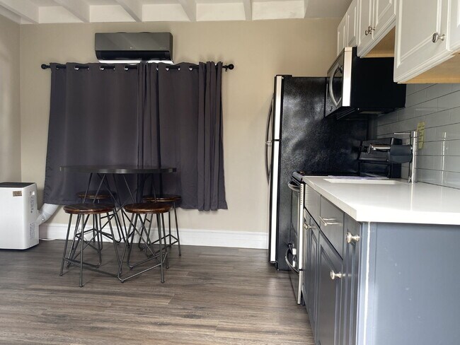 Building Photo - Charming & Private Furnished 1/1 in Croiss...