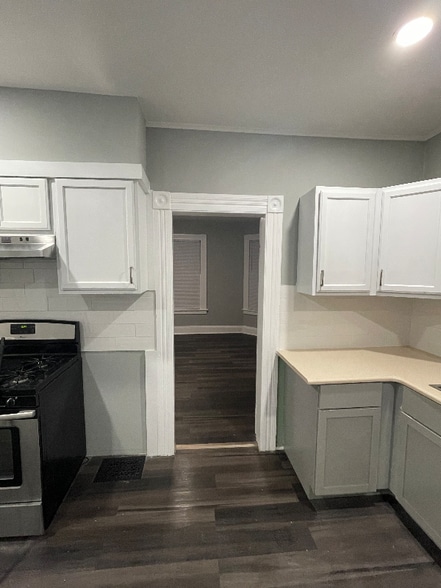 Building Photo - 595 William St