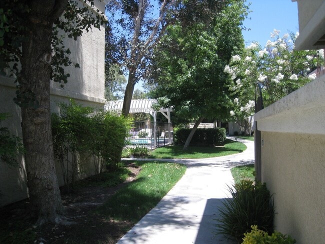 Building Photo - SPARKLING CONDO, UPPER UNIT!